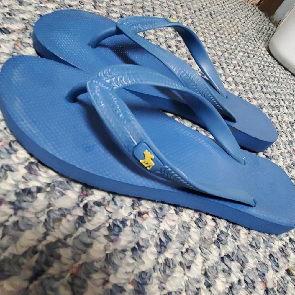 Abercrombie & Fitch flip flops